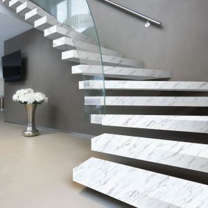 Glänzend weißer Marmor