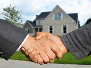 Immobilienkauf - Vertragspartner reichen sich die Hände