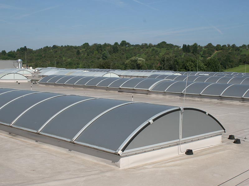 Eine Reihe Lichtbänder die mit Polycarbonatfolien foliert sind